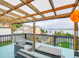 4 Mi to Marina Bremerton Home with Scenic Views!，位于布雷默顿的酒店