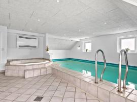Holiday Home Vester Storetoft Fanø Xii，位于凡岛的带按摩浴缸的酒店
