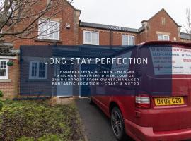 Free Driveway Parking, 3 Double Bedroom House, Quiet Private Estate, Fast WIFI, Ideal for Long Term Contractor, etc Stays, 3 miles 7 mins drive to Nissan, 15 mins to Sunderland Newcastle, Regular Housekeeping Options - See Our Site for Assurance，位于Boldon的酒店