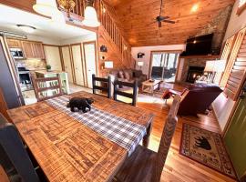 Cabin-Home in Maggie Valley NC-with Heating & AC, WiFi, Fireplace, Full Kitchen，位于马吉谷的酒店