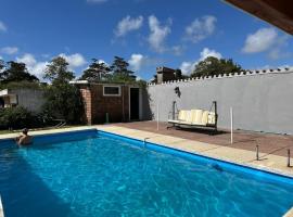 Casa con piscina Atlántida，位于亚特兰蒂斯达的酒店