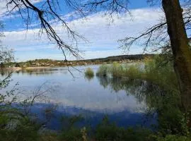 Gîte spacieux près du lac avec spa, aire de jeux, wifi et activités variées - FR-1-589-767