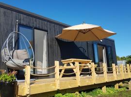 BRAND NEW Perfect tiny home in Mangawhai，位于Hakaru的小屋