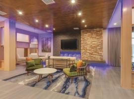 Fairfield Inn & Suites by Marriott Kansas City Shawnee，位于肖尼的酒店