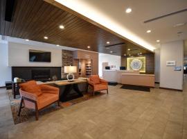 Fairfield Inn & Suites by Marriott Milwaukee North，位于Glendale的酒店