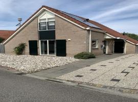 Lovely bungalow with garden，位于布雷斯肯斯的酒店