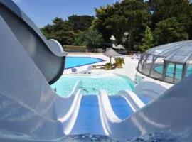 Camping 4 étoiles - Piscine - eec0h0，位于内维兹的酒店
