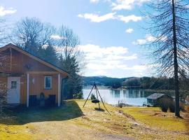 Gjestehus p&aring; bondeg&aring;rd, med b&aring;tutleie，位于纳姆索斯的海滩酒店