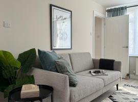 Stylish & spacious home in the Chilterns，位于Chinnor的酒店