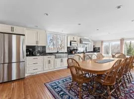 The Navillus House with Hot Tub, Slopeside, Ski On Ski Off, Air Conditioning