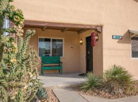 Grandma's Old Town Adobe House! Hot Tub & Pet Friendly & No Pet Fee!，位于阿尔伯克基的酒店