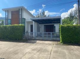 Phuket Mali house，位于Ban Sam Kong的酒店
