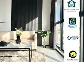 Urban Suites #Luxury Leisure #Infinity Pool #local neighbourhood #4pax #2BR 2bath #2King #Quality well maintained #Private host，位于日落洞的酒店