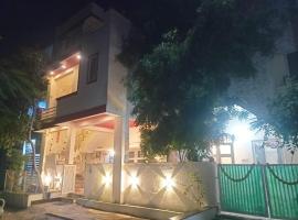 Od's Dormitory & Home Stay，位于印多尔的酒店