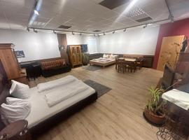 Nous Cafe & Restaurant，位于Krumnussbaum an der Donauuferbahn的酒店