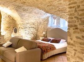 LOCUS AMOENUS，位于Lirac的酒店