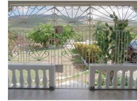 6 bedroom KeiraHideaway，位于Yallahs的酒店