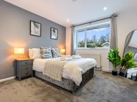 Cosy 2-Bedroom Central Home with Private Hot Tub