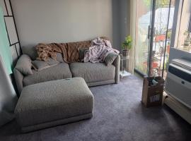 Comfy Cat Lover's Room in Fresh Meadows，位于Utopia的酒店