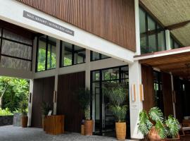 Modern Rainforest Retreat with Two Queen Beds，位于希门尼斯港的酒店