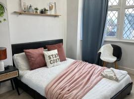 Large 4 Bedrooms House in Coventry for Contractors，位于Whitley的酒店