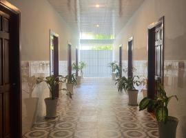 Nh&agrave; nghỉ Thế Ph&uacute;，位于Tr&agrave; Vinh的带停车场的酒店