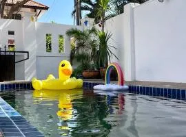 Urban swimming pool thai villa