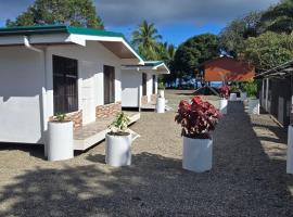 Casa Trogon 2BDRM AC 50M to the Beach，位于希门尼斯港的酒店