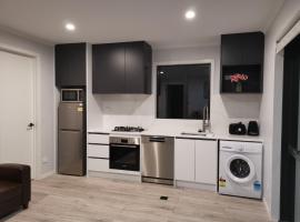 Rabbits Home- Riverside, Separate courtyard, New 1-bedroom，位于汉密尔顿的酒店