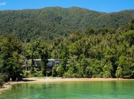 No Road Inn in Endeavour Inlet, Marlborough Sounds，位于皮克顿的酒店