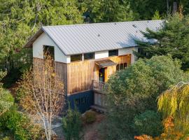 Water Mtn Views, Forest Walk To Beach!，位于Clinton的酒店