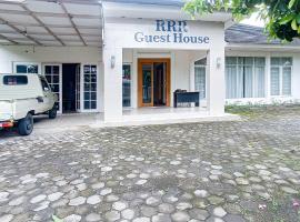 RedDoorz at RRR Guesthouse Mataram，位于Cakranegara的酒店