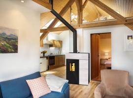 Guesthouse La Moliere, 3 bedrooms, private house, horse farm, full nature，位于Murist的酒店