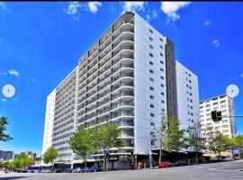 Auckland city central apartment 2 bedrooms apartment Wi-Fi balcony harbor or skytower view near public parking，位于奥克兰的酒店