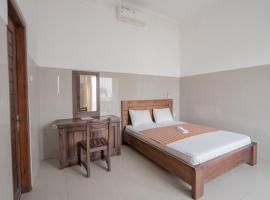 Rommeo Inn Lovina Mitra RedDoorz，位于Temukus的酒店