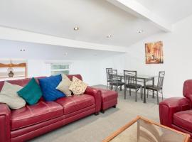 No 8 - LARGE 2 BED NEAR SEFTON PARK AND LARK LANE，位于利物浦的酒店