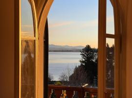 VSC Apartment - Appartamento in villa storica vista lago e piscina，位于莱萨的酒店