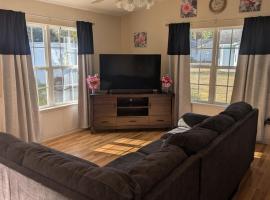 12 mi from Parris Island Cozy home，位于博福特的酒店
