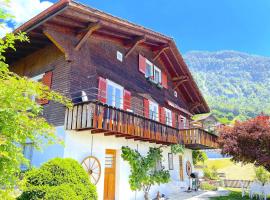 Lake Thun Alps Scenic Views and Concierge by SwissHut，位于梅尔里根的酒店