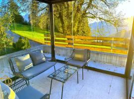 SwissHut Modern Chalet with Spa - Chalet Beunden，位于贝阿滕贝格的木屋