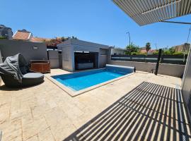 Superbe Villa Spacieuse Tout confort avec Piscine et Jacuzzi，位于亚实基伦的酒店