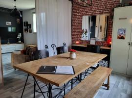 GÎTE PRIVATIF, MAISON DE VACANCES FAMILIALE 100m2 avec piscine, parking privé "Un plaisir d'évasion" gîte de France 3 épis，位于Lillers的酒店