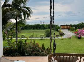 The Peak Surf House，位于Huu的带停车场的酒店