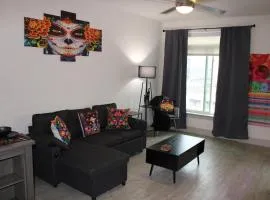 San Antonio Fiesta Condo on Riverwalk wKing Ste