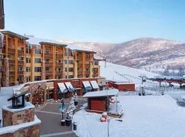 Ski IN Out, Perfect Location King Bed at Sundial Lodge w Hot Tub and Pool!