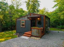 Rustic Cabin Retreat - Cozy Stove & Fresh Eggs，位于Pineville的酒店