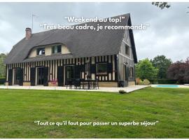 Belle longère normande avec piscine chauffée，位于Pullay的酒店