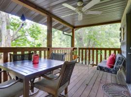 Fire Pit and Deck! Cozy Smoky Mtn Retreat on River，位于汤森德的酒店