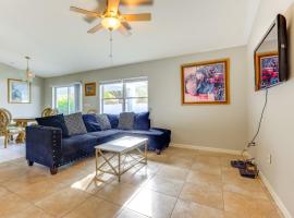 Pet-Friendly Palm Coast Home 8 Mi to Beach!，位于棕榈海岸的酒店