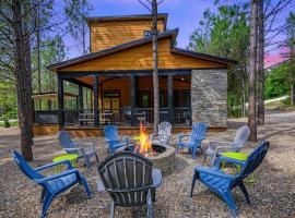 Rustic-Chic Cabin with Hot Tub Firepit & Games，位于斯蒂芬斯穴窟的酒店